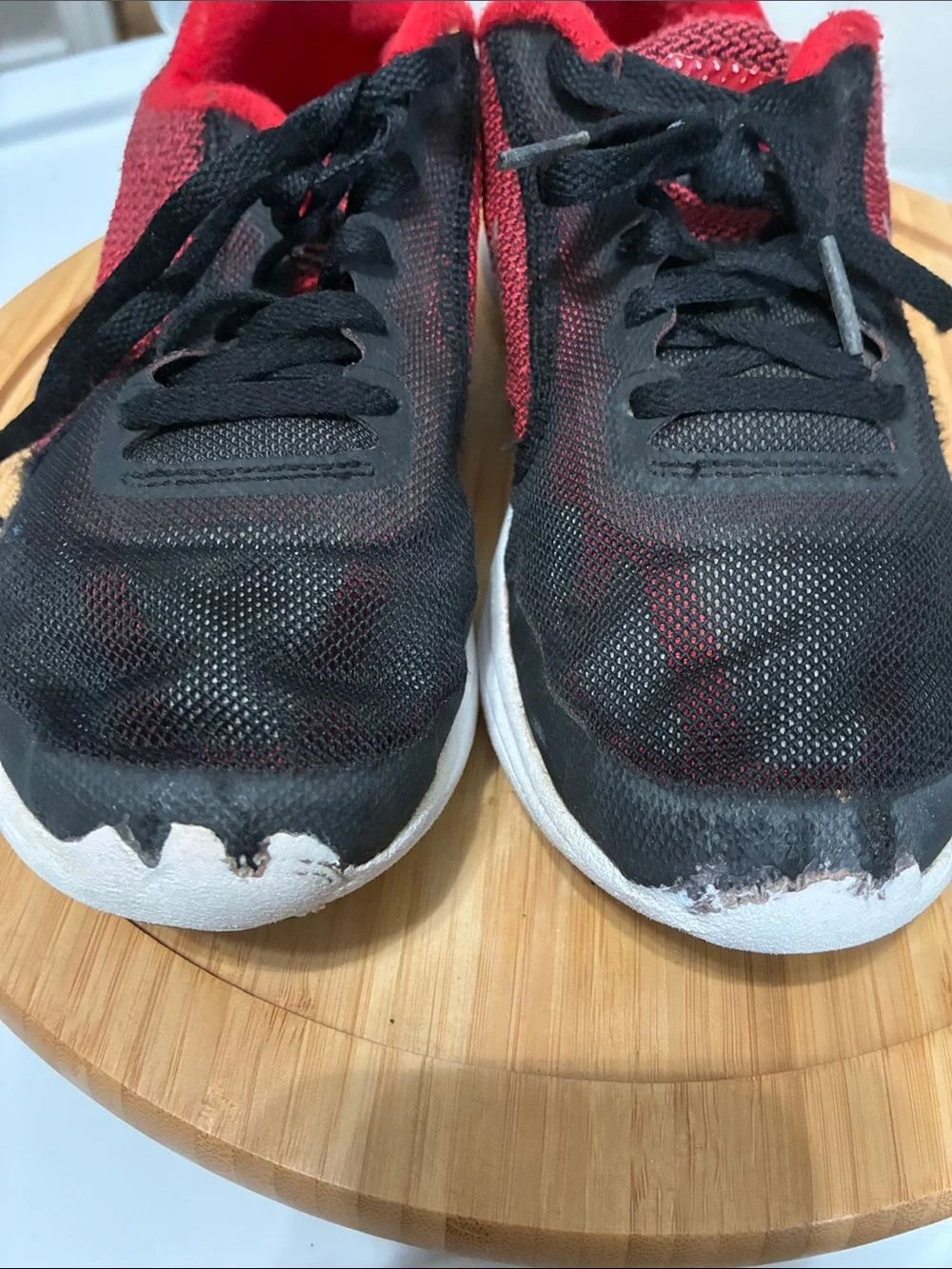 Nike Kids Black and Red Low-Top Sneakers